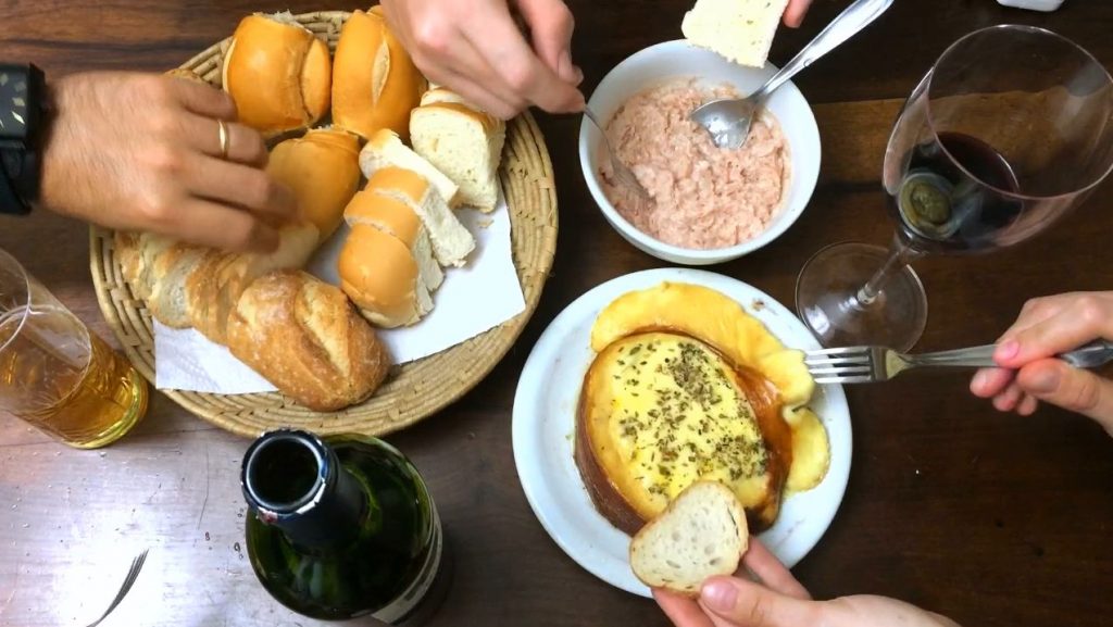 PROVOLONE ASSADO E PATÊ DE LINGUIÇA