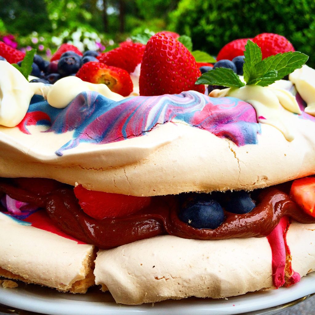 PAVLOVA RECHEADA COM MORANGO, MIRTILOS E NUTELLA