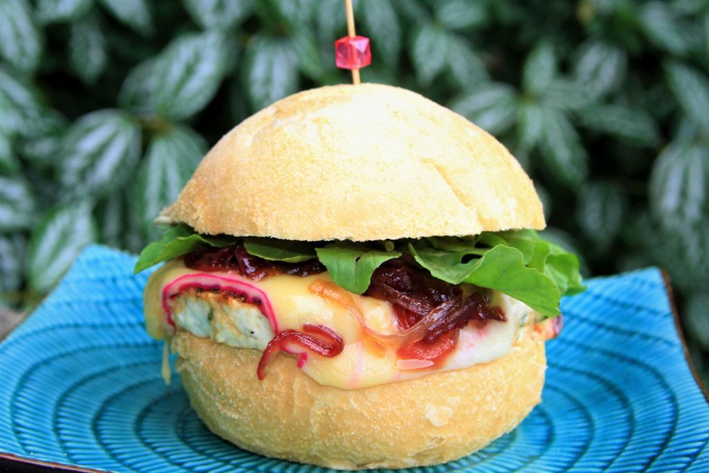 HAMBÚRGUER DE FRANGO GOURMET COM CEBOLA CARAMELIZADA E QUEIJO GOUDA