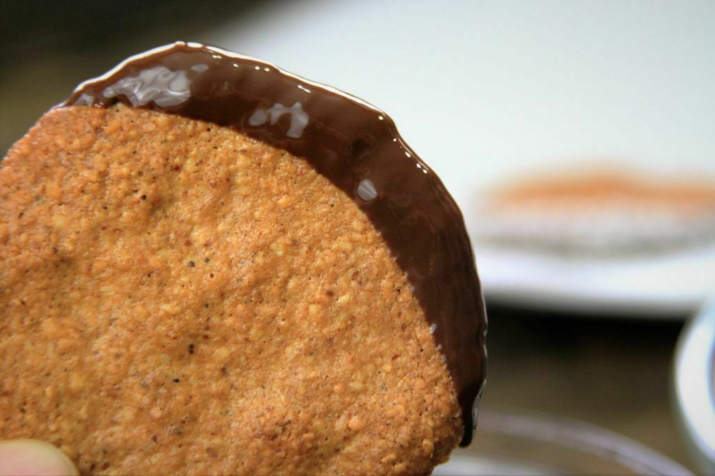 biscoito de coco e amendoim banhado levemente no chocolate - amor pela comida
