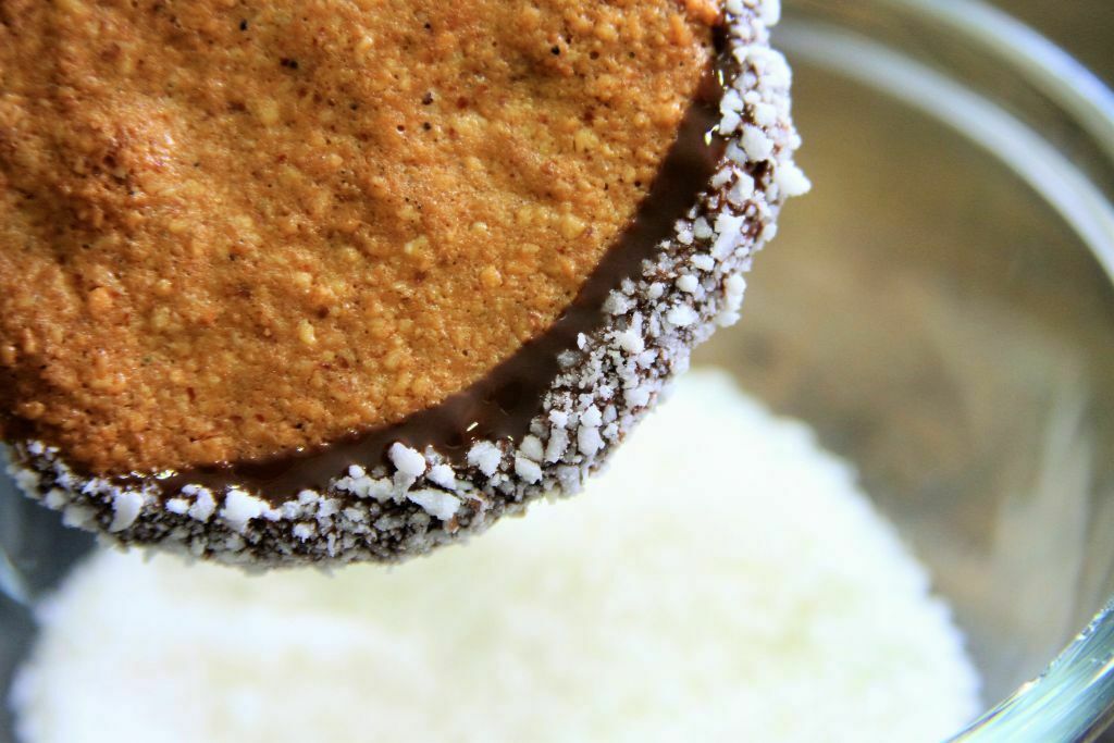 biscoito de coco e amendoim banhado no chocolate com coco seco - amor pela comida