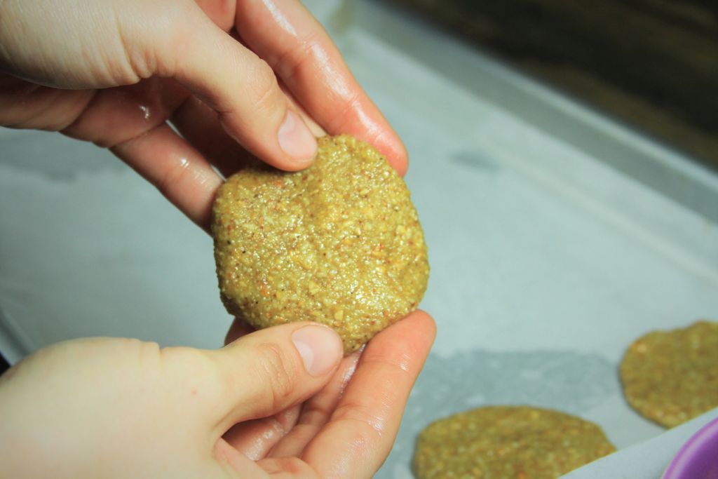 formatando biscoito de coco e amendoim - amor pela comida