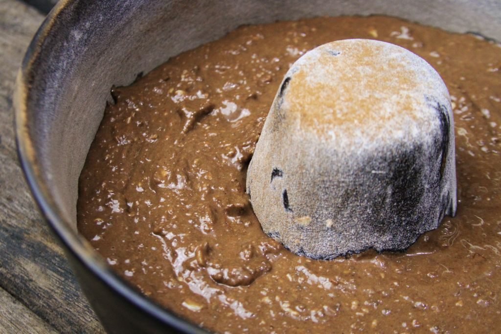 Bolo de chocolate sem farinha feito com lentilha, chia, coco ralado e sementes de girassol antes de assar - Amor Pela Comida