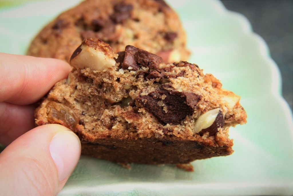 cookies de chocolate integral de aveia, passas, castanha e nozes - amor pela comida