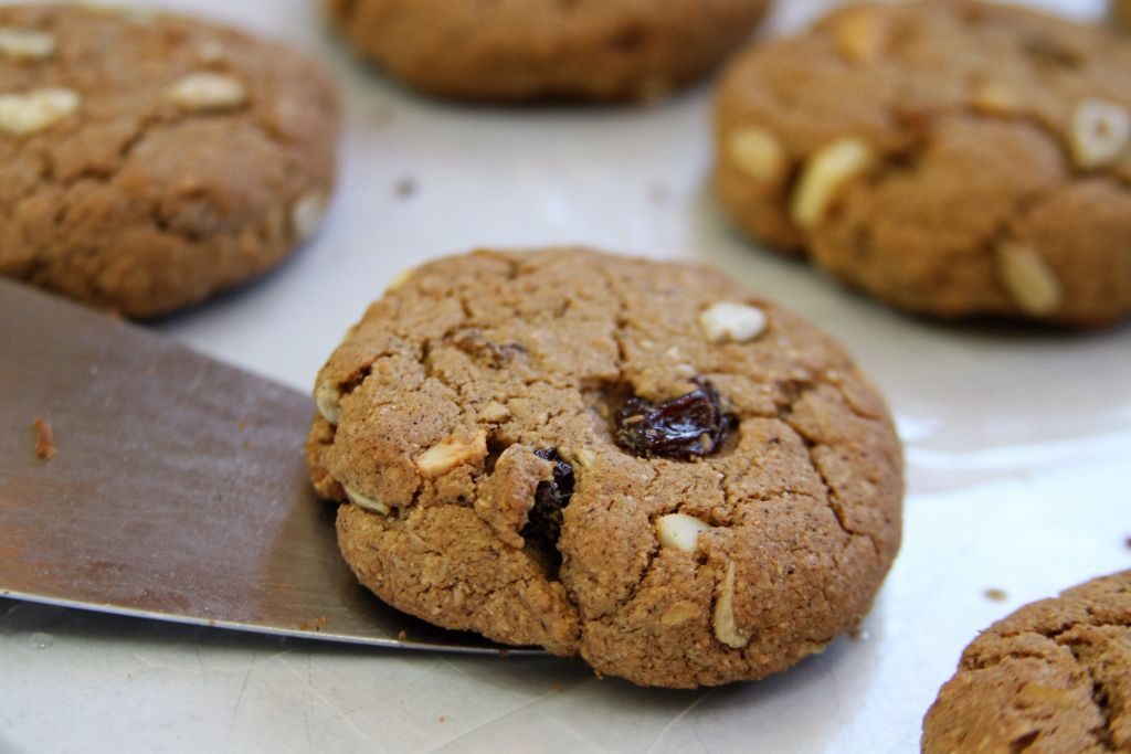 use-uma-espatula-para-remover-os-biscoitos-da-forma-amor-pela-comida