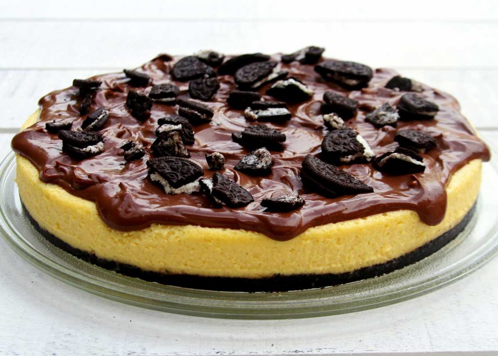 Receita de Cheesecake de Oreo com cobertura de chocolate muito fácil e deliciosa