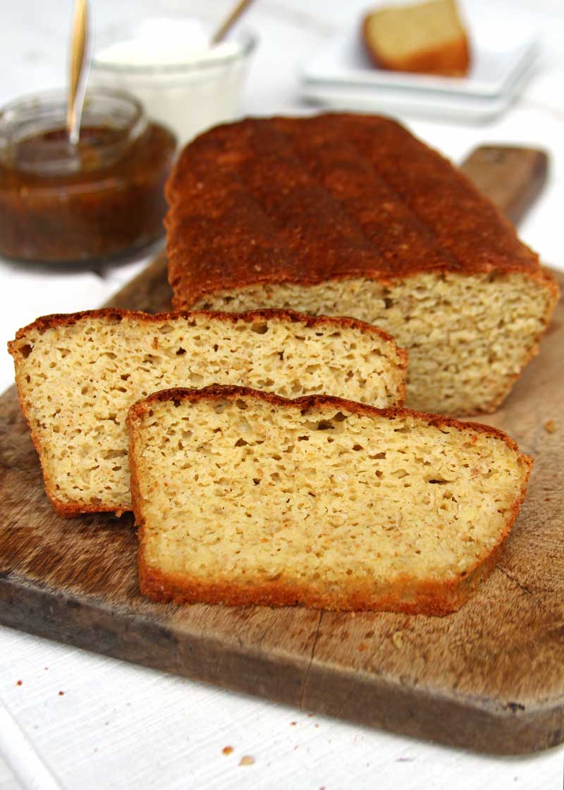 Pão caseiro fácil e saudável feito com grão-de-bico é sem glúten, sem lactose e feito rapidamente no liquidificador