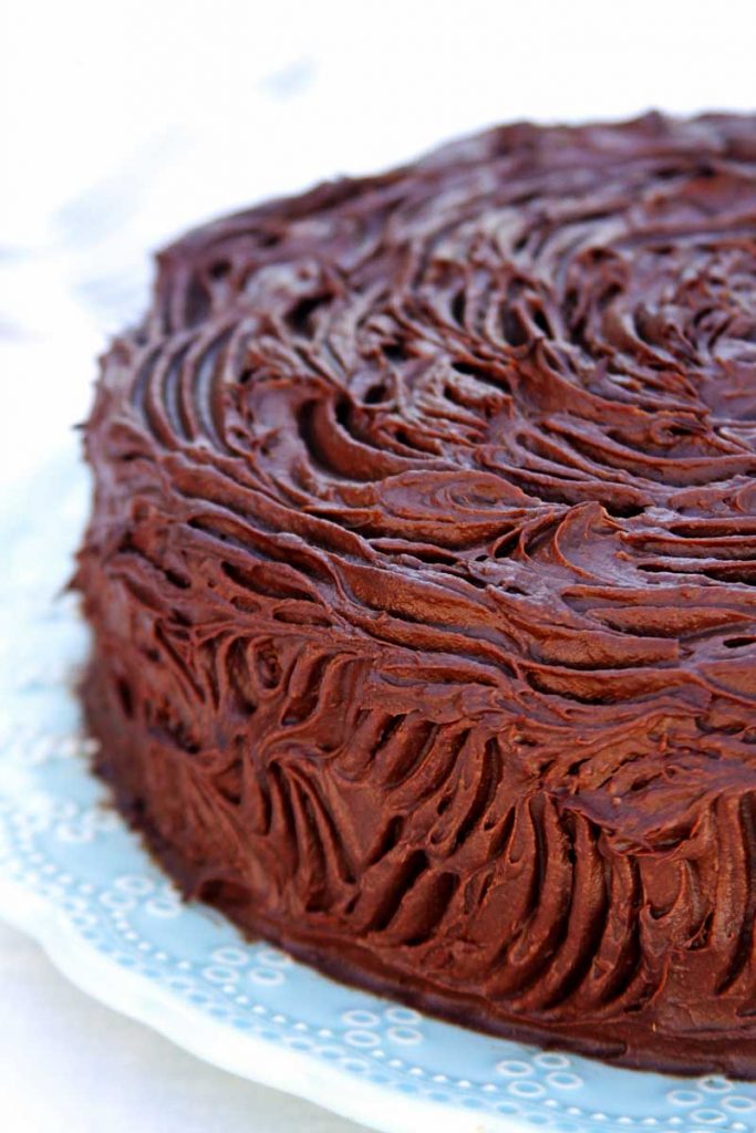 BOLO DE ANIVERSÁRIO SAUDÁVEL COM MOUSSE DE CHOCOLATE Bolo de aniversário saudável e nutritivo feito com massa de tangerina e com recheio e cobertura de musse de chocolate