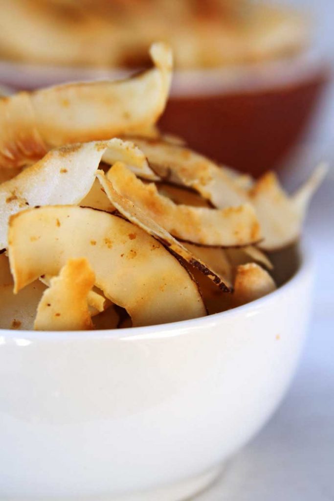 Chips de coco salgado super crocante, é uma receita fácil e com poucos ingredientes