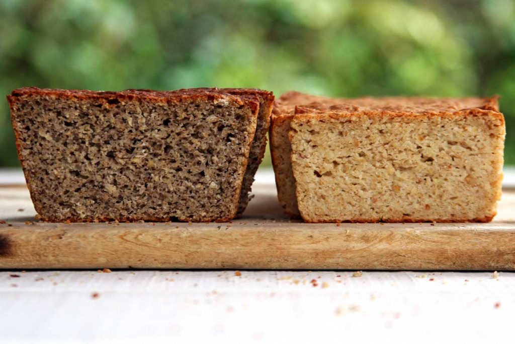 Pão vegano fácil com farinha de arroz e aveia que demora menos de 15 minutos pra preparar a massa!