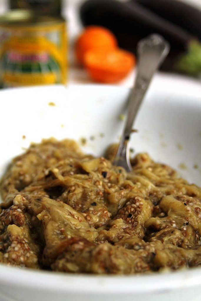 Babaganoush receita tradicional da culinária árabe. Pasta de berinjela vegana com tahine, alho, limão e azeite de oliva extra virgem