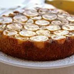 Bolo de banana de liquidificador sem glúten, sem lactose. Bolo de banana invertido com açúcar mascavo e sem farinha!
