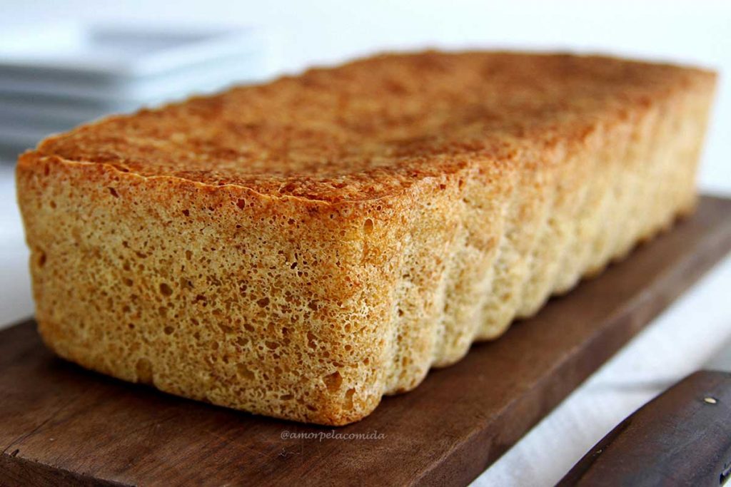 Pão vegano rápido com farinha de painço, sem glúten e você só precisa de uma bacia e uma colher pra preparar a massa!