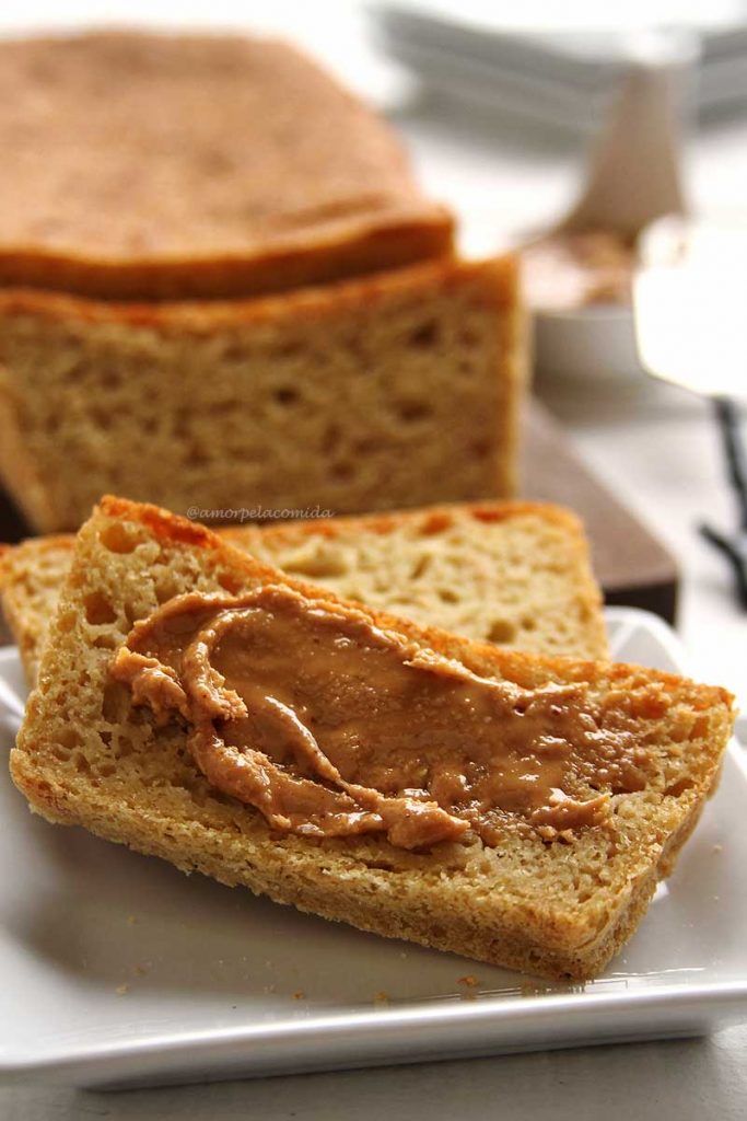 Receita de pão sem glúten e sem lactose vegano rápido e fácil feito com farinha de painço Giroil, quinoa em flocos, psyllium e polvilho doce.