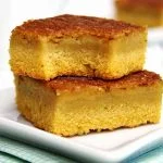 Bolo de Fubá cremoso simples e rápido. É sem glúten, sem lactose e feito no liquidificador