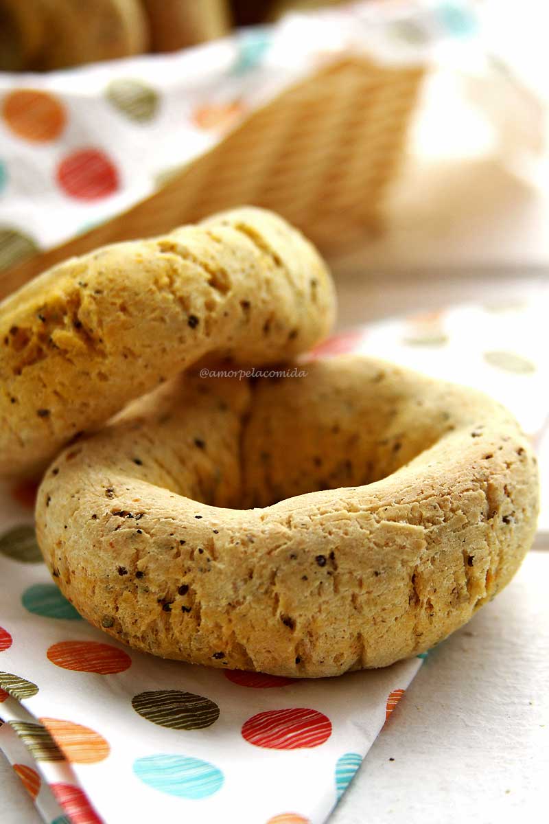 Receita de rosquinha de polvilho azedo simples e fácil sem glúten e sem lactose assado