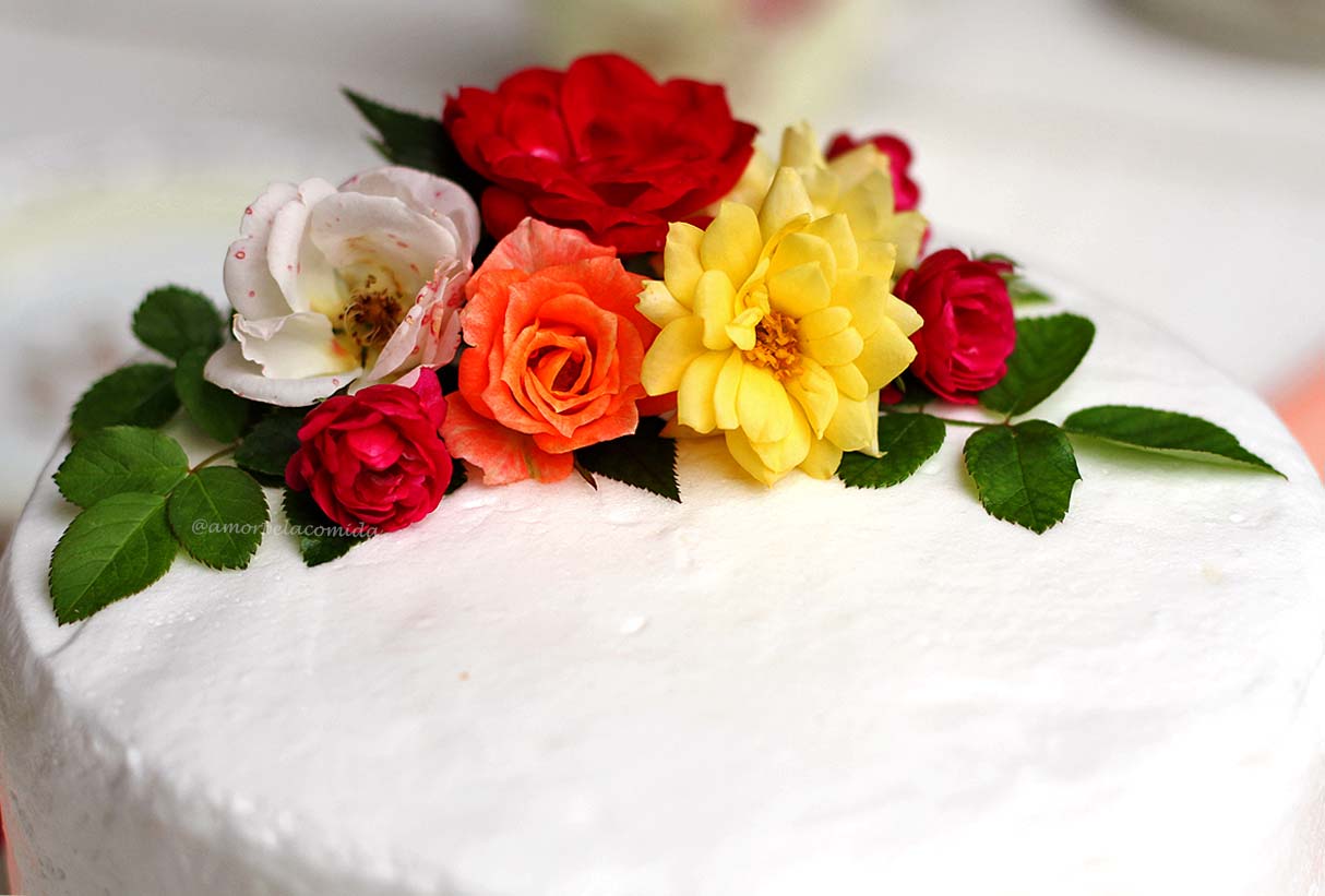 Bolo decorado com flores, mini rosas do jardim e merengue italiano