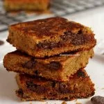 Pedaços de bolo de baunilha com gotas de chocolate empilhados sobre prato branco