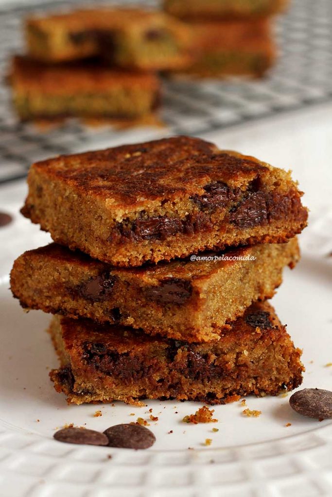 BOLO SEM OVO DE FRIGIDEIRA SEM GLÚTEN SEM LACTOSE Pedaços de bolo de baunilha com gotas de chocolate empilhados sobre prato branco