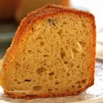 Pedaço de bolo de aipim fofinho sobre prato branco