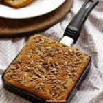 Pão quadrado dentro de uma frigideira pequena