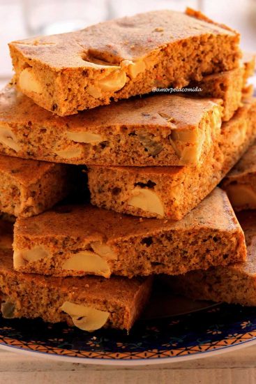 Vários pedaços de torta salgada sobrepostos