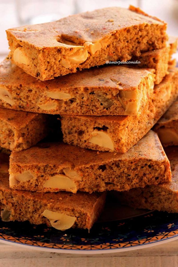Vários pedaços de torta salgada sobrepostos