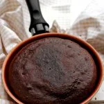 Bolo de chocolate na frigideira sobre mesa branca