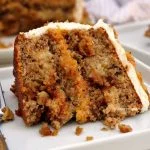 Fatia de bolo de nozes em camadas, duas camadas de creme e a camada do meio com creme de damasco