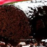 Bolo de chocolate com cobertura de chocolate partido sobre prato branco