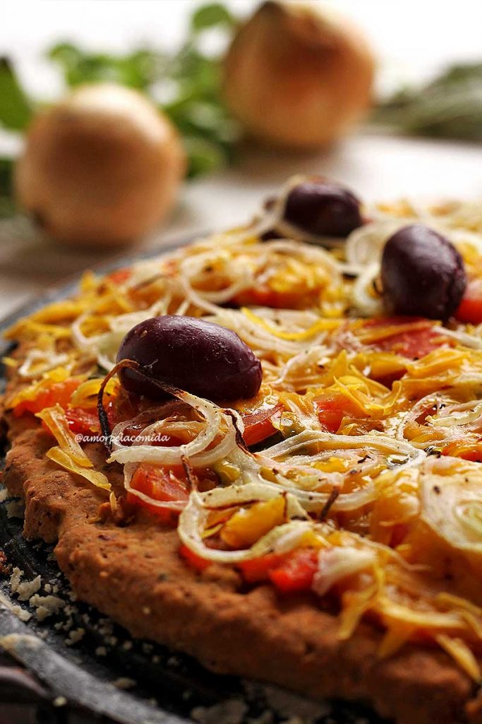MASSA DE PIZZA FIT COM AVEIA SEM GLÚTEN, SEM LEITE, SEM OVO Pizza caseira com molho de tomate, queijo, cebola e azeitonas pretas