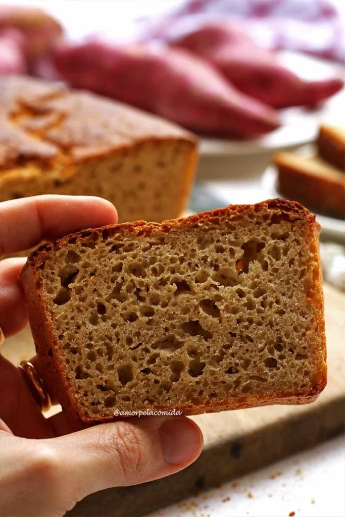 Mão segurando fatia de pão de batata doce