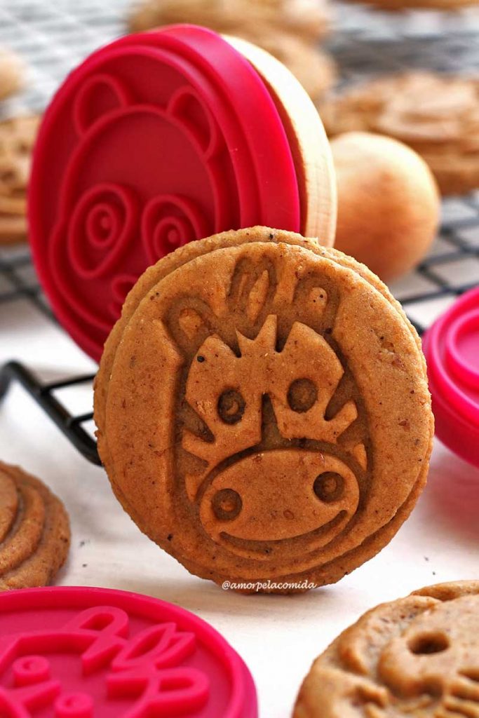 BISCOITO VEGANO SEM GLÚTEN, SEM LEITE, SEM OVO E SEM ÓLEO Biscoito com carinha de zebra, ao funco o carimbo que permite ao relevo na superfície do biscoito