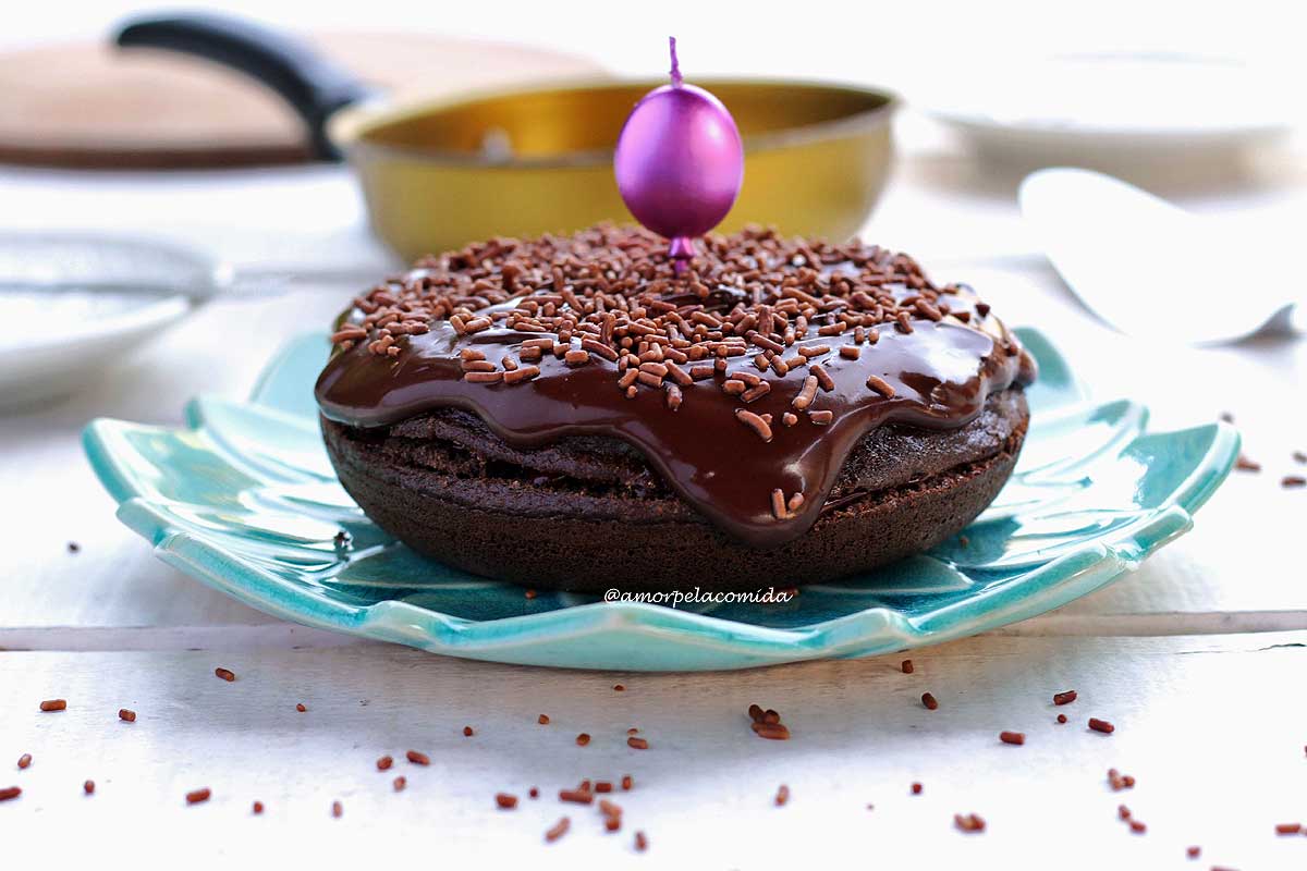 Bolo de chocolate simples, só que sem trigo, macio e fofinho