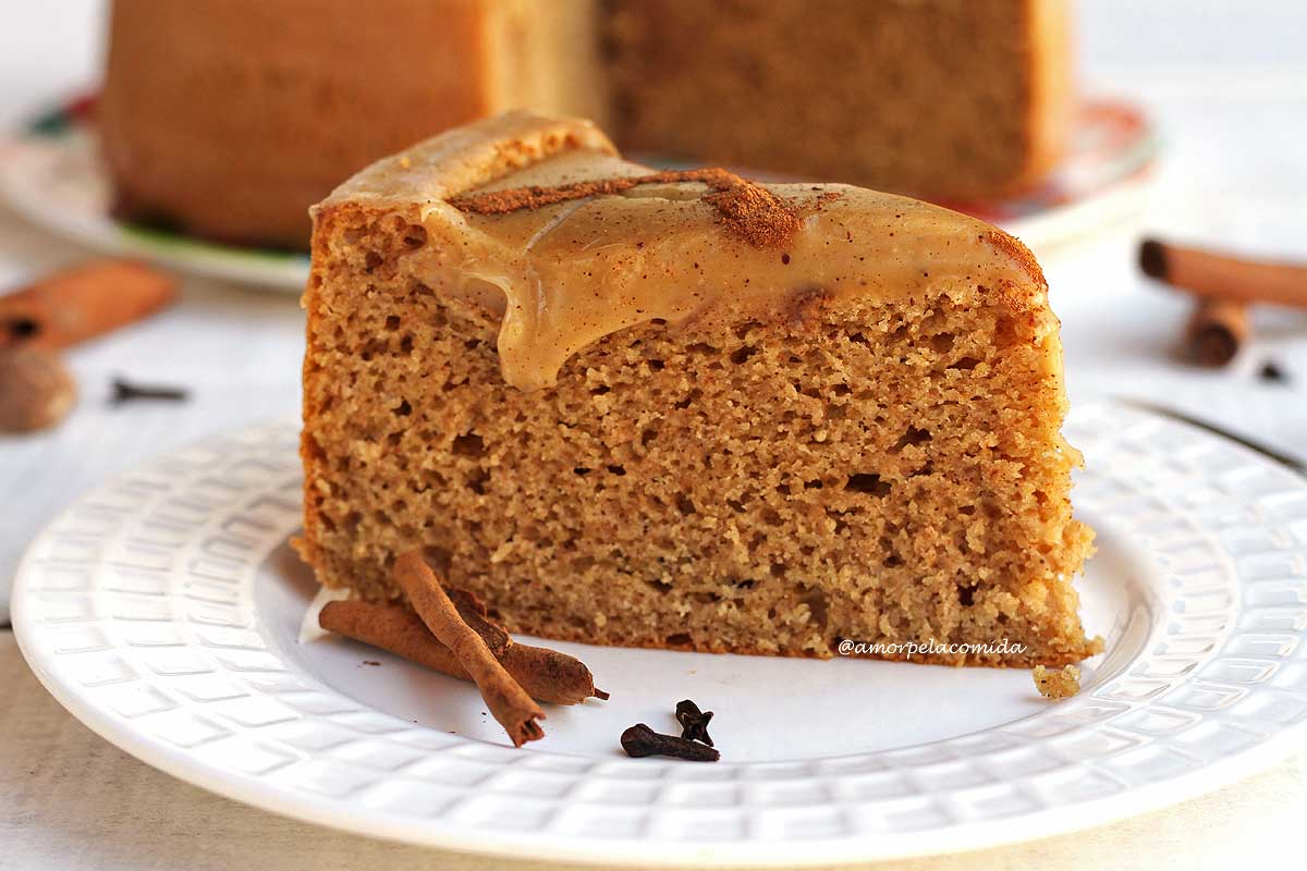 Bolo de chocolate vegano com especiarias e calda de chocolate