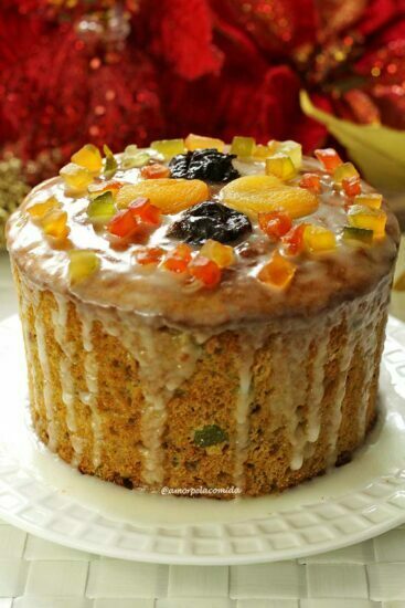 Panetone de frutas com cobertura de glacê de açúcar
