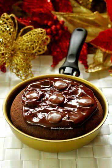 Frigideira dourada com chototone dentro com cobertura cremosa de chocolate