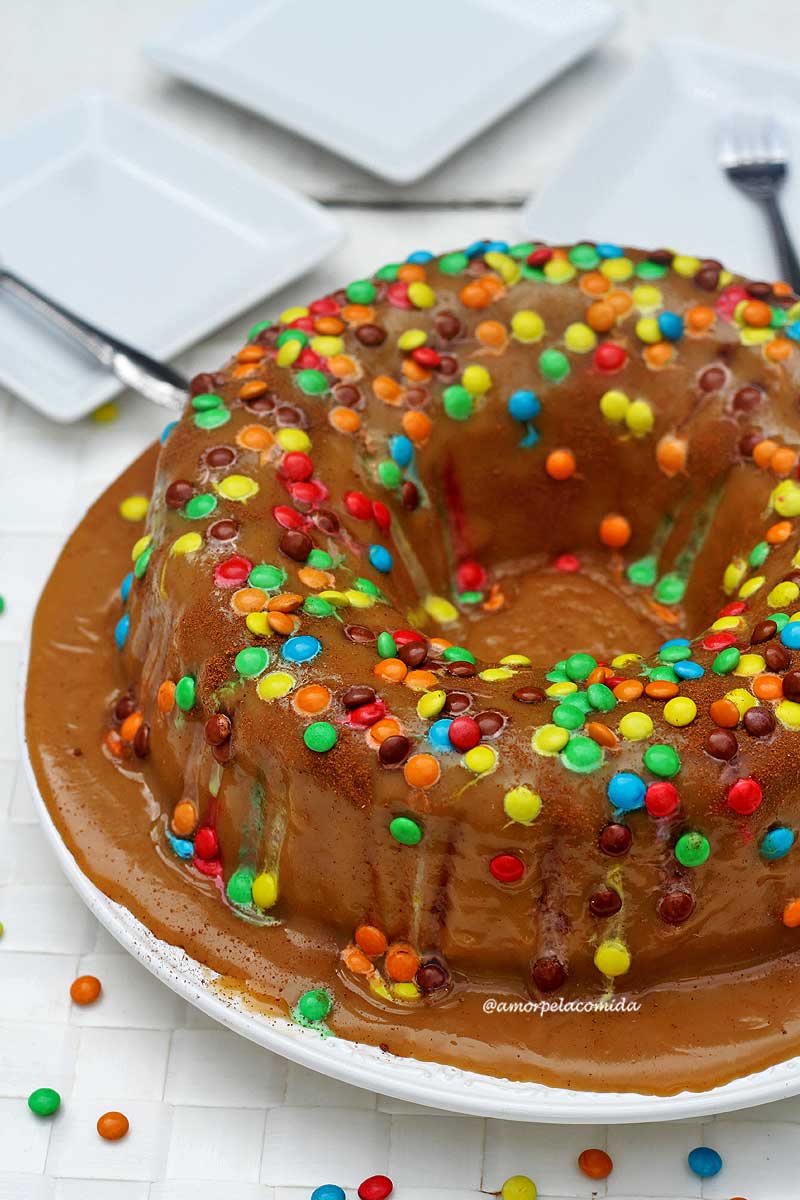 Bolo de chocolate simples, só que sem trigo, macio e fofinho