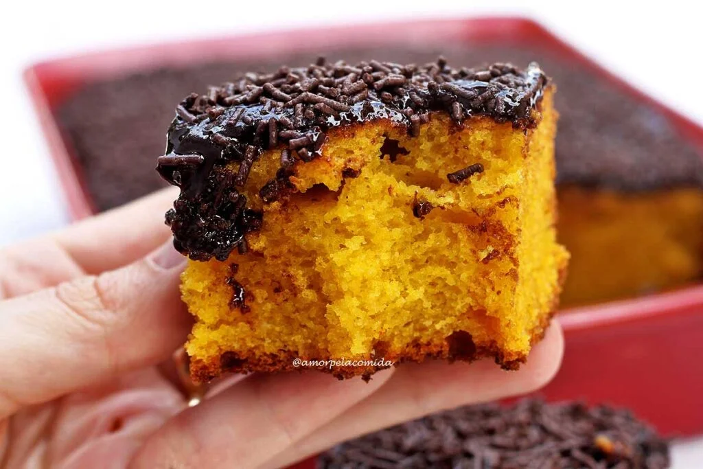 Bolo de cenoura com cobertura de brigadeiro branco de