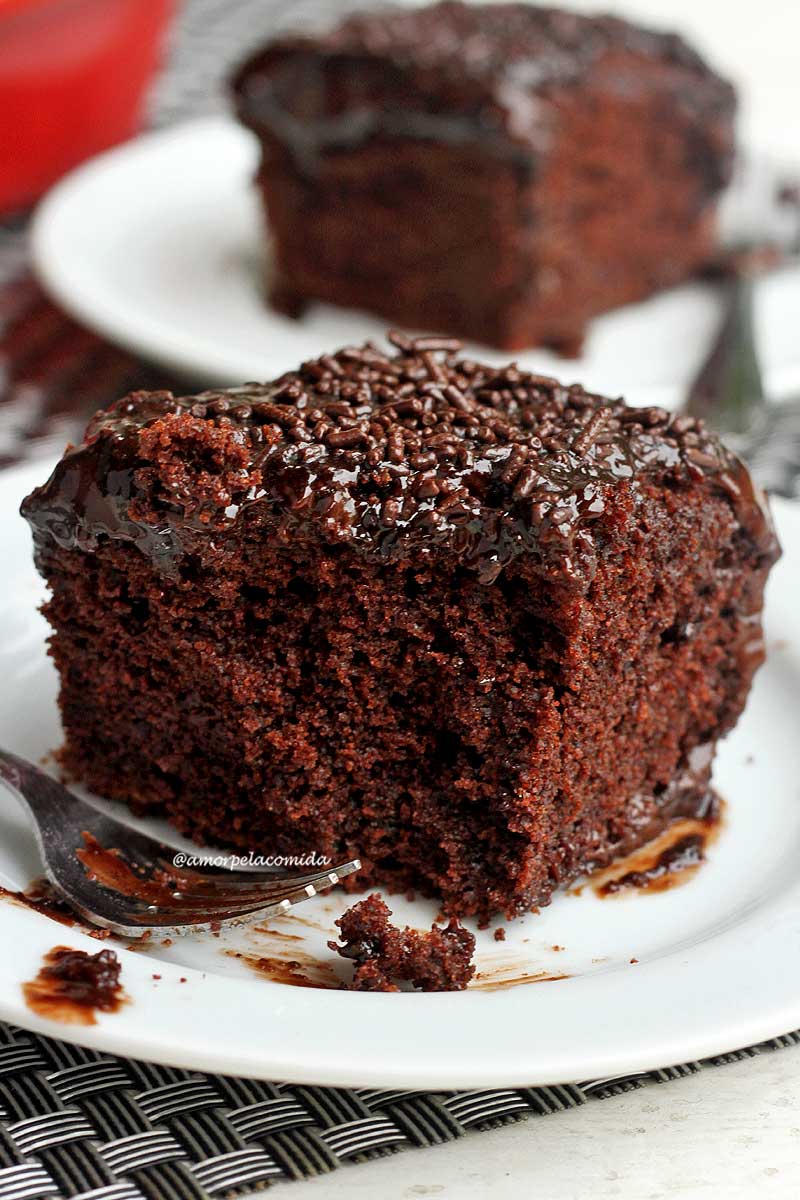 Bolo de chocolate úmido e fofinho, de liquidificador