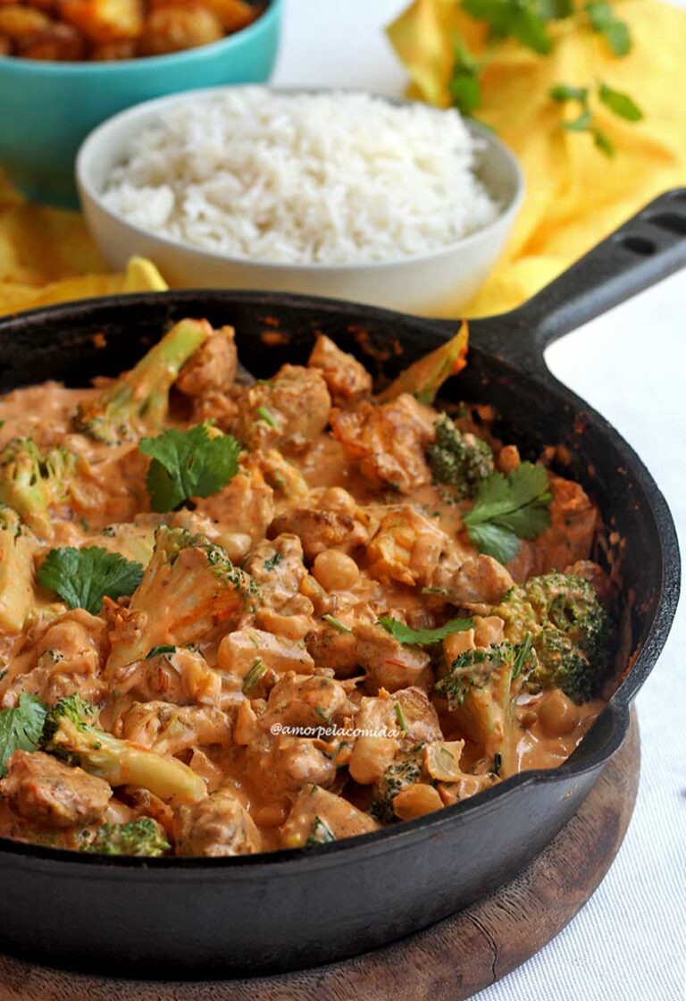 RECEITA COM FRANGO PARA ALMOÇO SAUDÁVEL Caçarola de ferro preta com frango em cubos em molho cremoso com brócolis e grão-de-bico