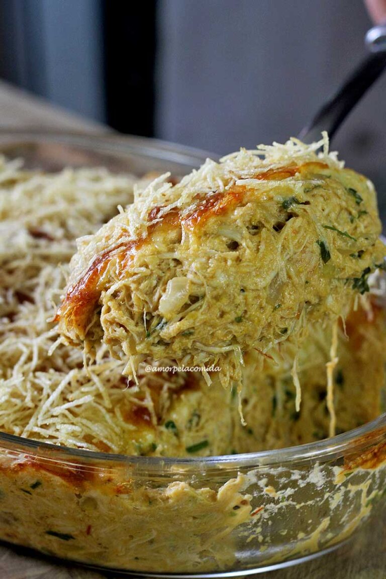 FRICASSÊ DE FRANGO Colherada de frango desfiado cremoso com cobertura de queijo e batata palha sobre a travessa de fricassê
