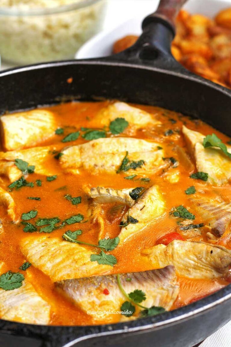 MOQUECA DE TILÁPIA Panela preta grande com peixe em molho cremoso a base de leite de coco, dendê, tomate, cebola e pimentão
