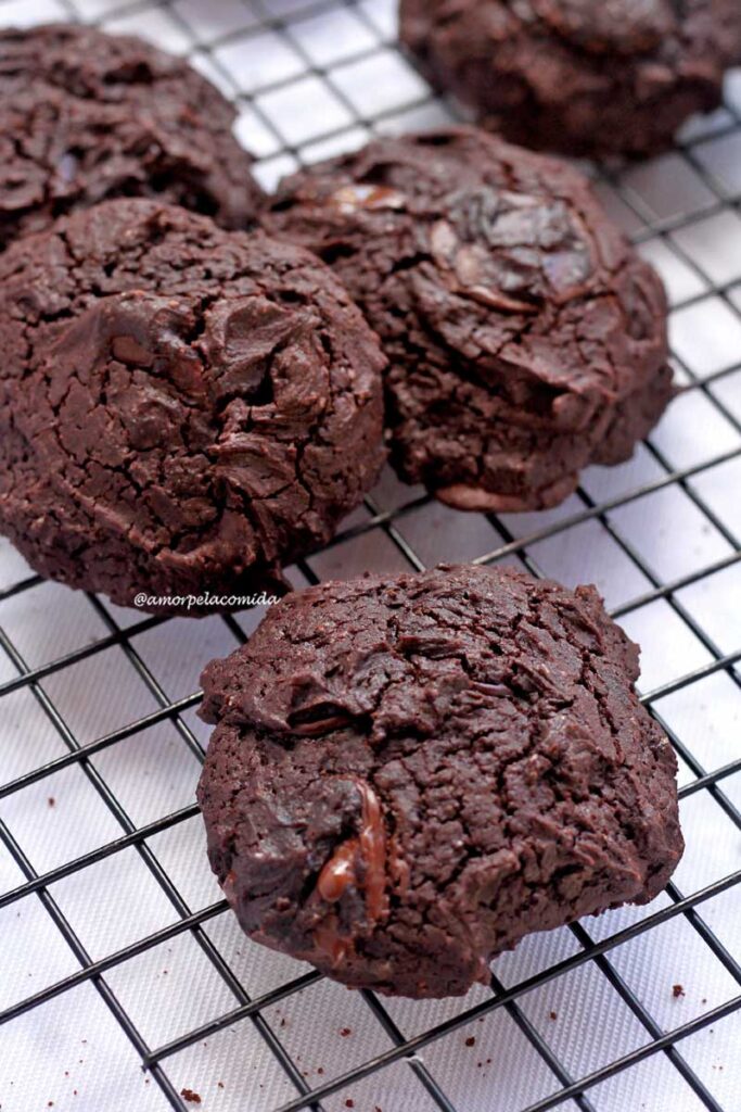 Alguns biscoito de chocolate sobre grade de biscoitos