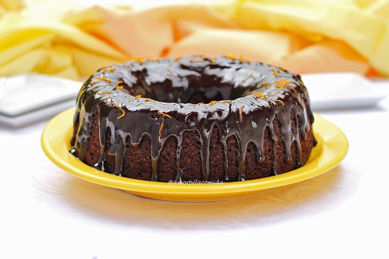 BOLO DE CHOCOLATE COM LARANJA FOFINHO Bolo redondo com furo no meio de chocolate com cobetura cremosa de chocolate, a cobertura escorre pelas lateral do bolo, ela é bem brilhante