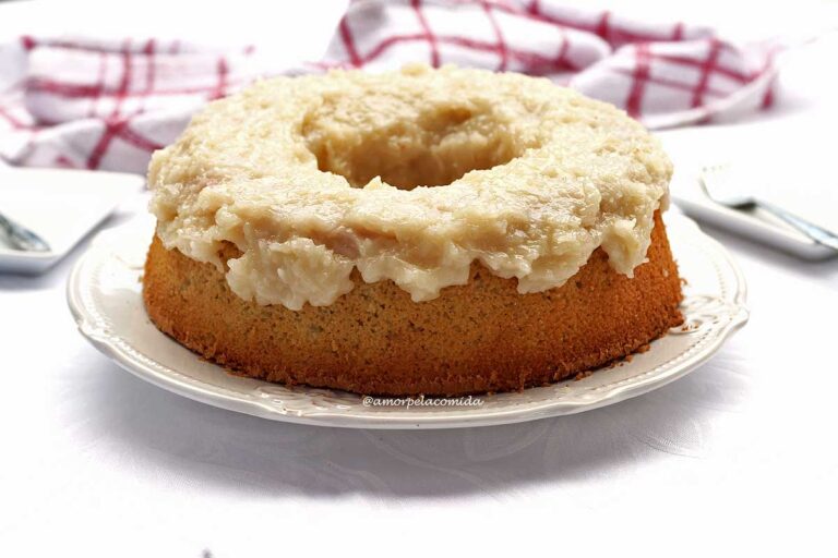 RECEITA DE BOLO DE COCO DE LIQUIDIFICADOR Bolo redondo com furo no meio, com cobertura de coco cremosa sobre o bolo