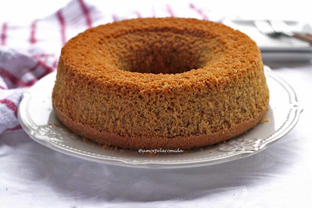 Bolo redondo com furo no meio, o exterior do bolo dá pra ver como ele é furadinho por dentro