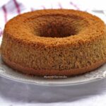 Bolo redondo com furo no meio, o exterior do bolo dá pra ver como ele é furadinho por dentro