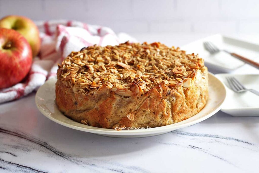 Torta redonda com cobertura crocante a base de aveia e amêndoas laminadas