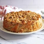 Torta redonda com cobertura crocante a base de aveia e amêndoas laminadas